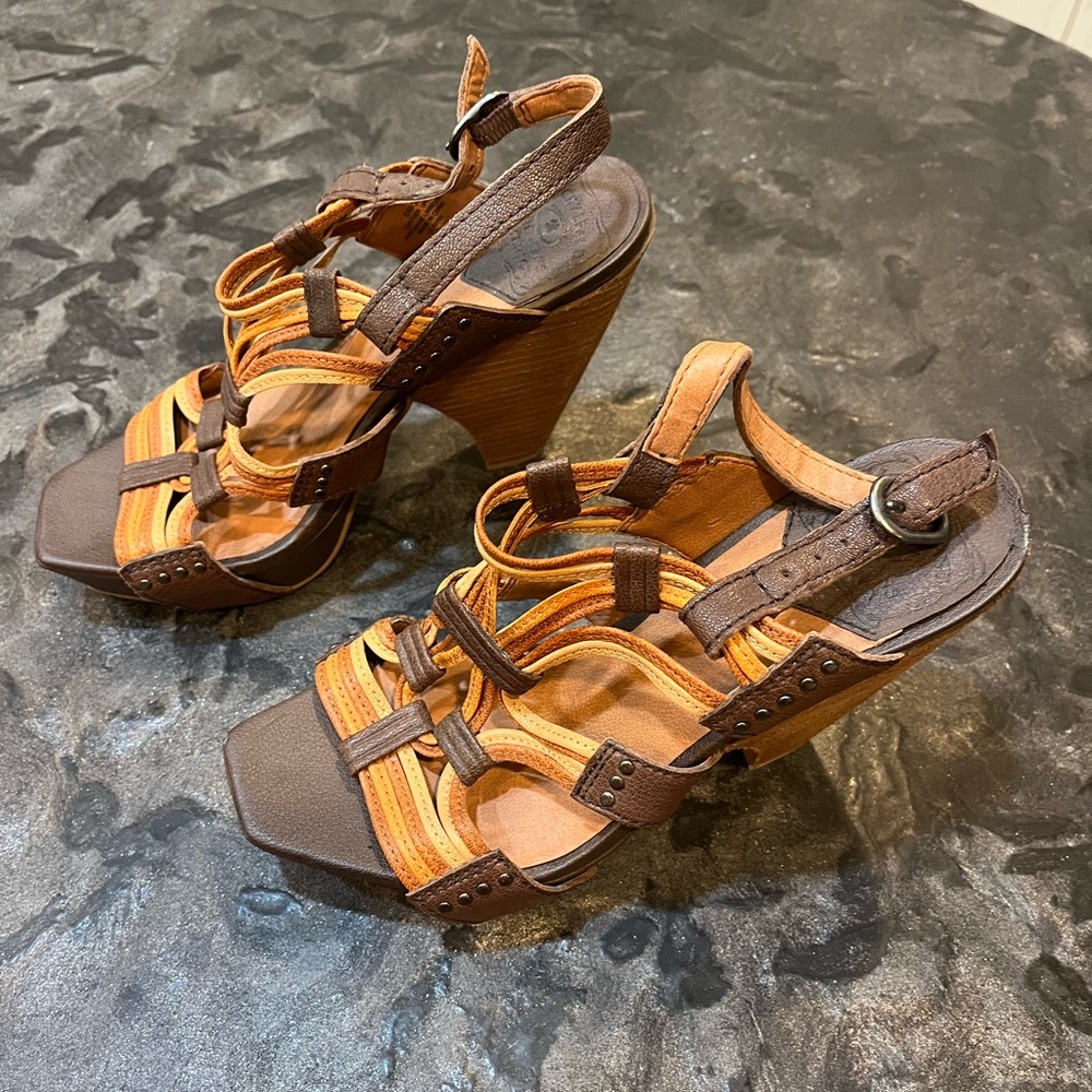 Summery Lucky Brand leather strappy sandals, size 6.